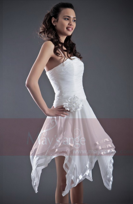 Femme robe blanche