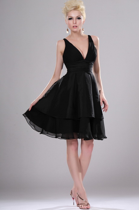 ... en soirÃ©e. Robe de soirÃ©e courte. Une trÃ¨s belle robe chic noire