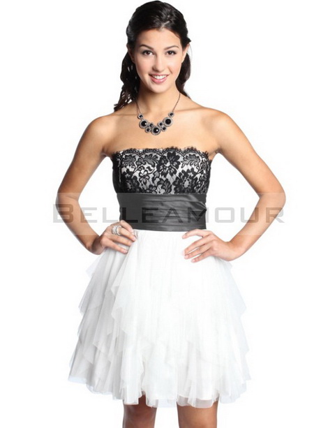 Robe blanche avec dentelle noire