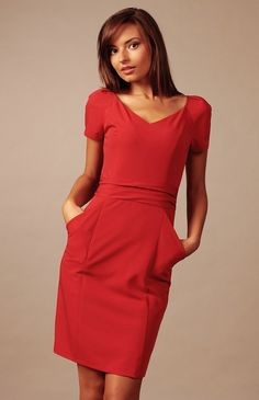 Robe rouge cintrée