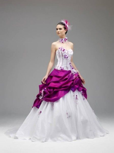 Robe blanche et violette