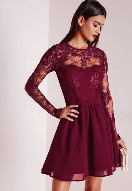 Robe en dentelle bordeaux