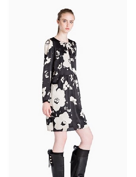 Robe fleurie noire et blanche