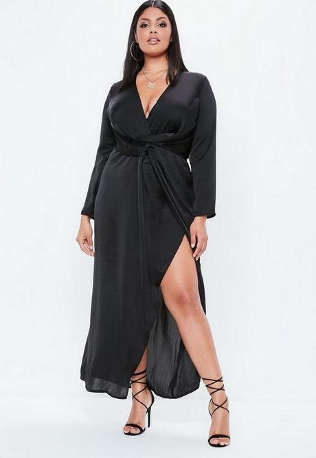 Robe Longue Noir Ouverte Sur Le Cot 