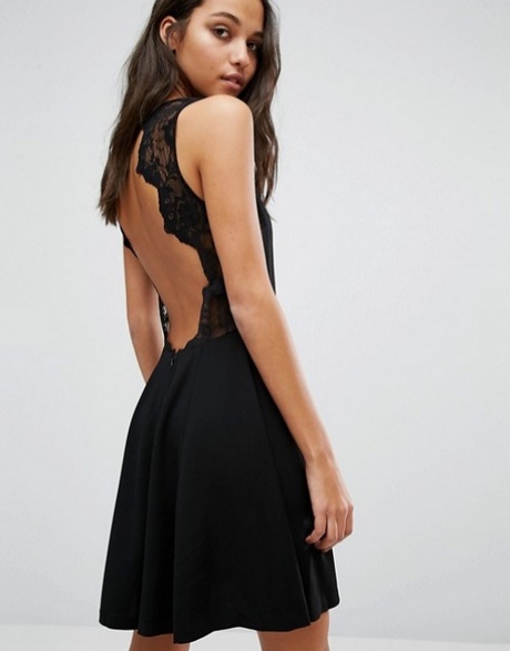 Robe noir avec dentelle dans le dos
