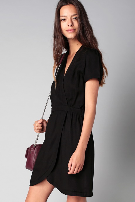 Robe noire col v