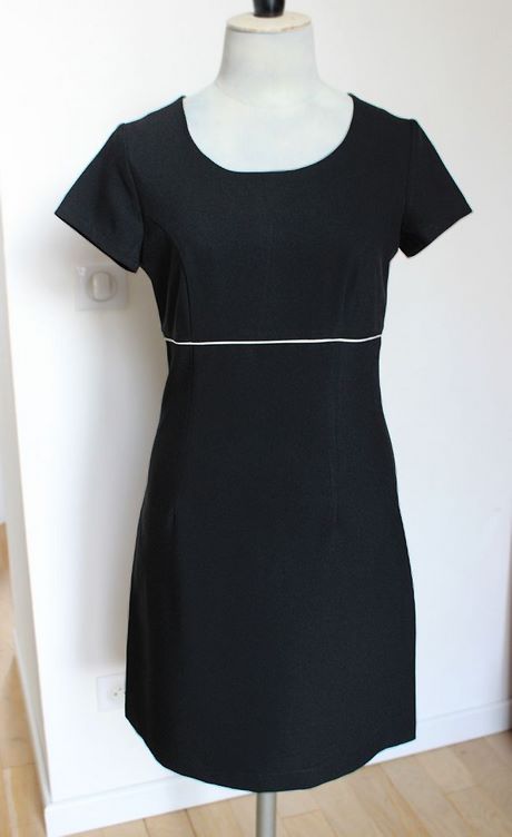 Robe noire droite manche courte