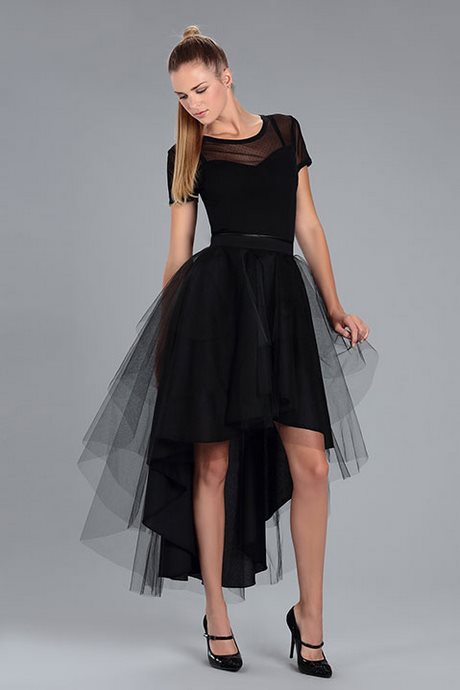 Robe noire longue derrière courte devant