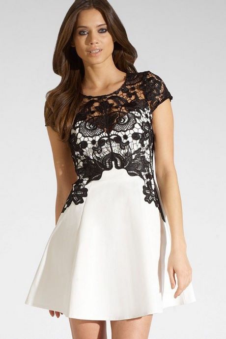 Robe blanche et dentelle noire