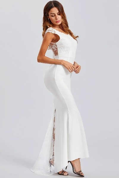 Robe blanche et dentelle