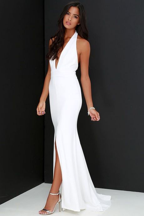 Robe blanche fendue