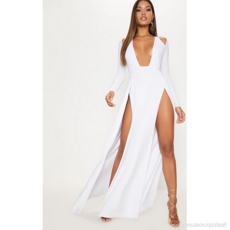 Robe blanche fendue