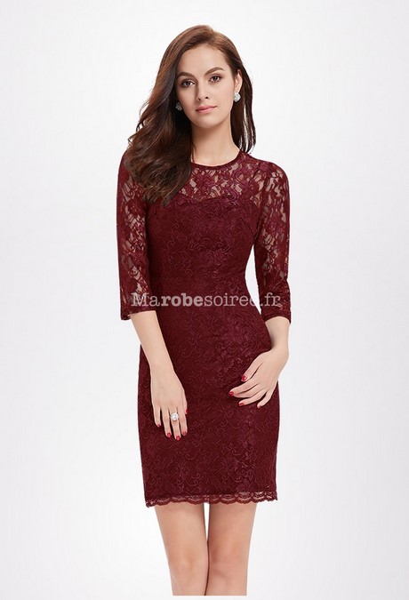 Robe bordeaux en dentelle