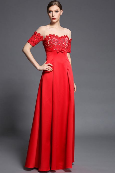 Robe longue rouge en dentelle