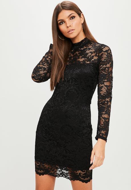 Robe noire avec manches en dentelle