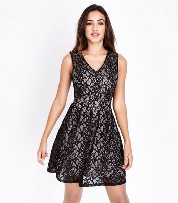 Robe noire dentelle col v