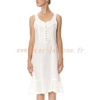 Robe blanche genoux