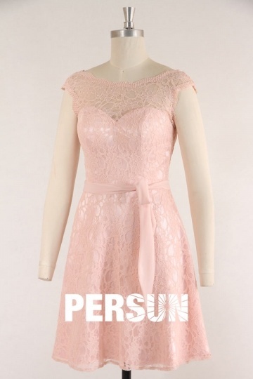 Robe en dentelle rose pale