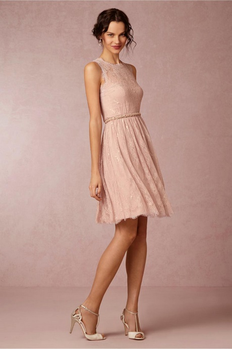 Robe en dentelle rose pale