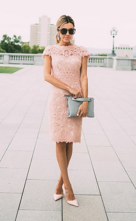 Robe en dentelle rose poudrée