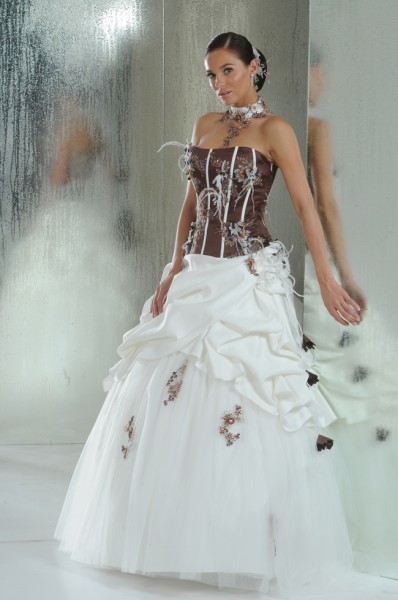 Robe de mariée marron et blanche