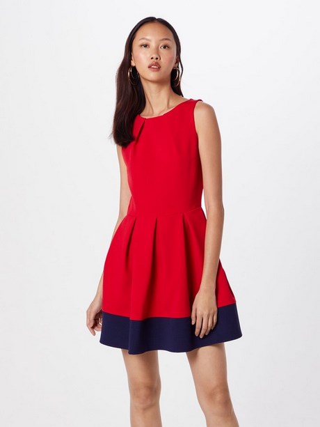 Robe rouge et bleu marine