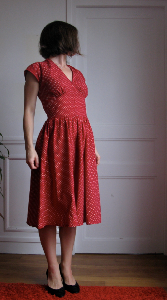 Robe vintage rouge à pois blanc