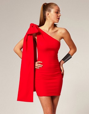 Robe rouge asymétrique