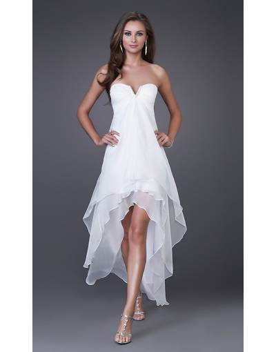 Robe de mariée longue derriere courte devant