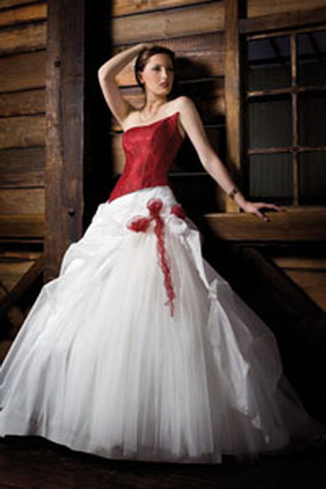 A une robe rouge et blanche