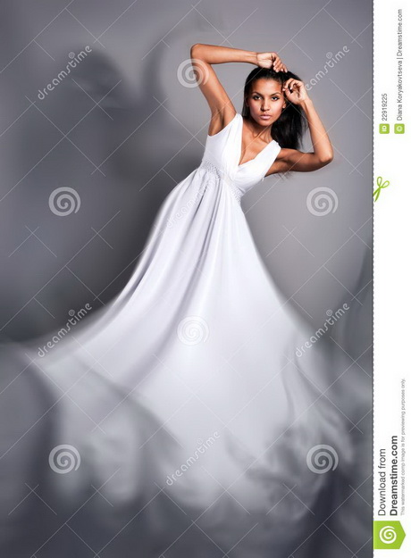 Femme en robe blanche