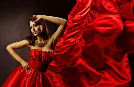 Femme en robe rouge