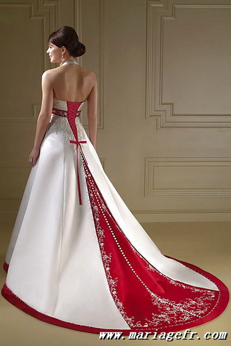 Robe blanche et rouge