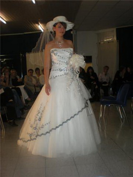 Robe de mariée avec chapeau