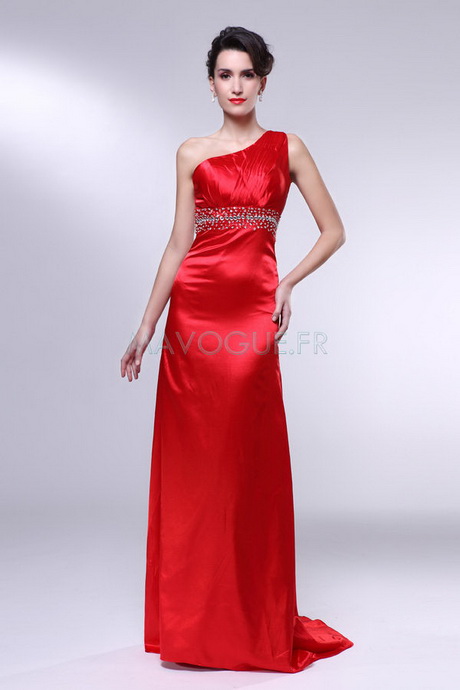 Robe en satin rouge