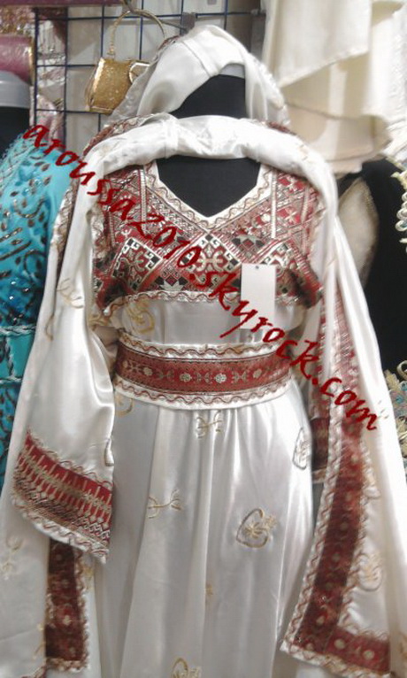 Robe kabyle avec burnous