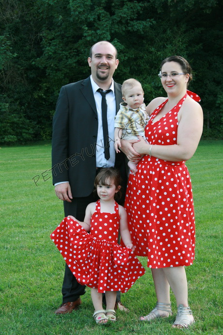 Robe rouge à pois blancs