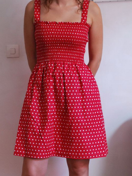 Robe rouge à pois blancs