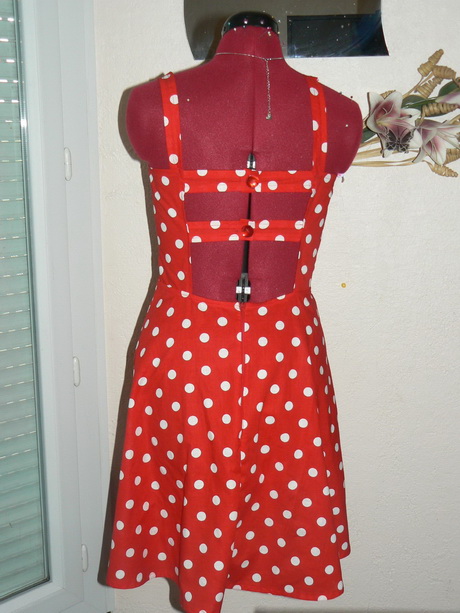 Robe rouge pois