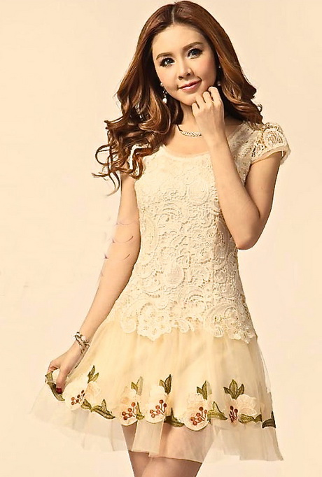 Robe beige en dentelle