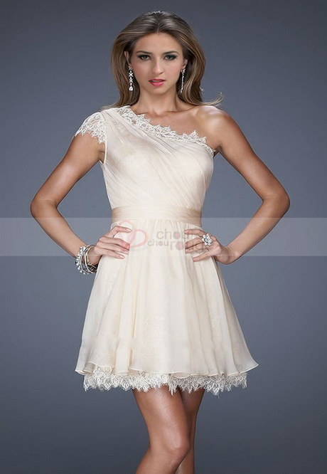 Robe beige en dentelle