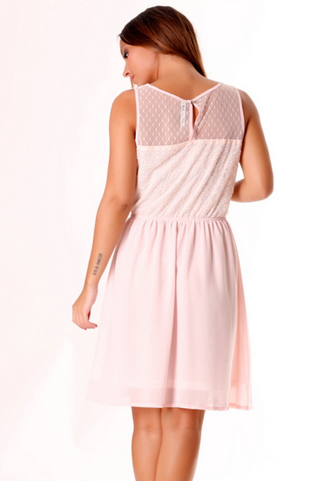 Robe rose en dentelle