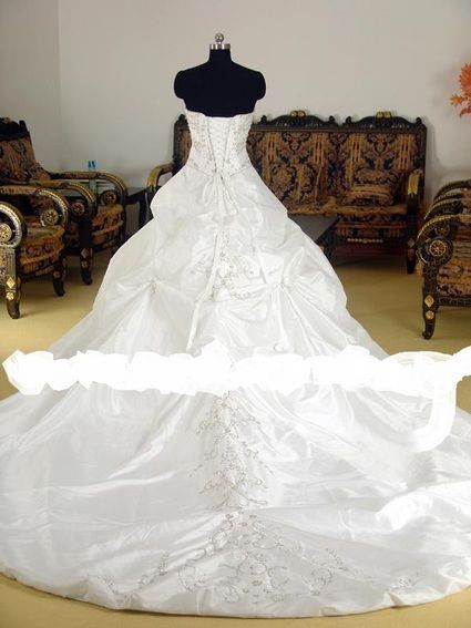 Robe de mariée avec longue traine