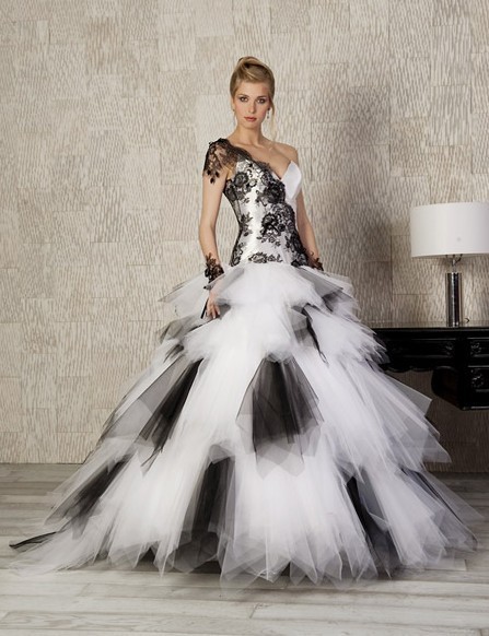 Robe de mariée blanche et noire