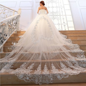 Robe de mariée dentelle longue traine