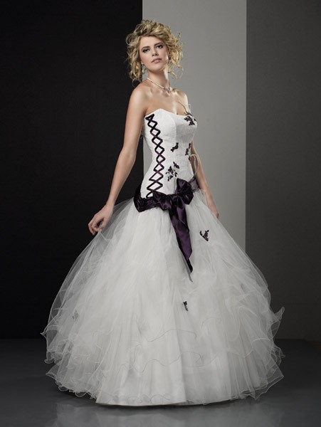 Robe de mariée en noir et blanc