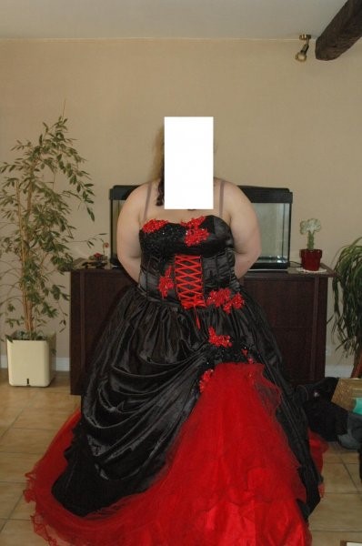 Robe de mariée noire et rouge