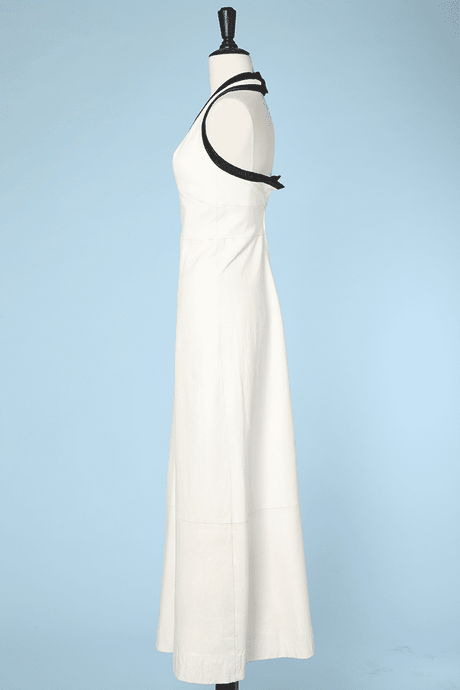 Robe en cuir blanc