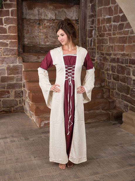 Robe blanche et bordeaux