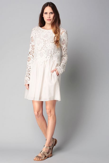 Robe dentelle blanche porte